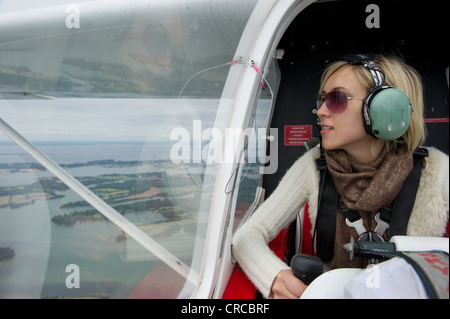 Beifahrerin in privaten Kleinflugzeug Stockfoto