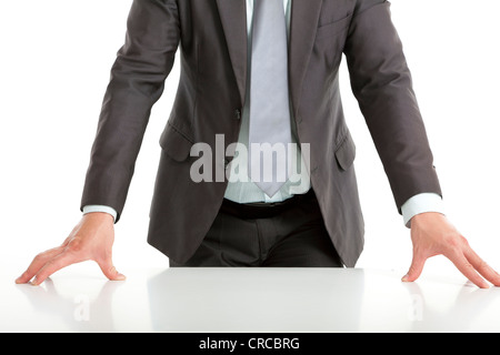 Hand der Geschäftsmann auf den Tisch legen Stockfoto