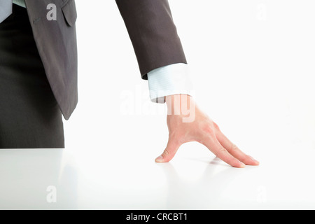 das Unternehmer Hand auf den Tisch legen Stockfoto