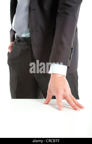 Hand der Geschäftsmann auf den Tisch legen Stockfoto