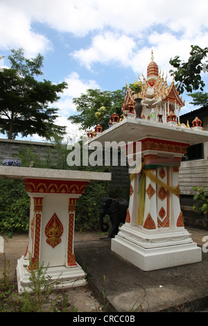 Es ist ein Foto von einem kleinen typischen Tempel Personen in Thailand in der Nähe von ihrem Haus oder Büro Gebäude hat. Dieser ist in der Nähe von Bangkok Stockfoto