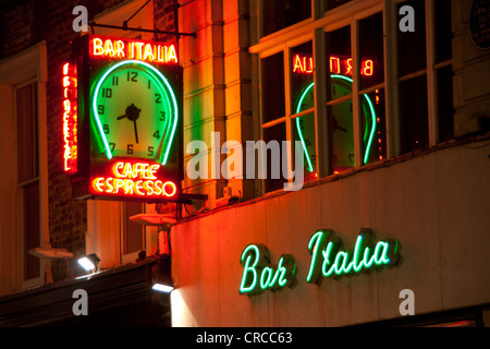 Bar Italia Leuchtreklame und Uhr nachts spiegeln sich teilweise in italienischen Café Fenster auf Frith Street Soho London England UK Stockfoto