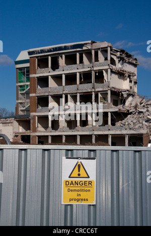 Abriss In Progress Warnschild mit teilweise abgerissenen Gebäude im Hintergrund Cardiff Wales UK Stockfoto