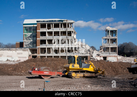 Teilweise abgerissenen Gebäude mit mechanischen Digger wegräumen von Schutt im Vordergrund Cardiff Wales UK Stockfoto