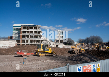 Teilweise abgerissenen Gebäude mit mechanischen Digger wegräumen von Schutt im Vordergrund Cardiff Wales UK Stockfoto