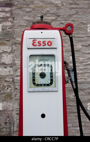 Vintage Avery Hardoll Esso Zapfsäule mit Steinmauer Hintergrund Talgarth Powys Wales UK Stockfoto