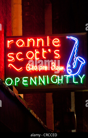 Ronnie Scott's jazz Club live / Veranstaltungsort Neon signs Frith Street Soho London England UK Stockfoto