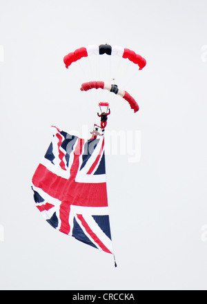 Red Devil Flagge zeigen auf der Diamond Jubilee Epsom Derby 2012 Stockfoto