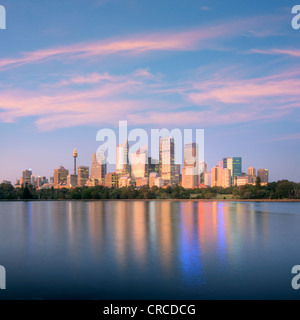 Sydney Skyline von Frau Macquarie Punkt bei Sonnenaufgang, sind die ersten Strahlen der Sonne Aufleuchten der Wolkenkratzer auf der waterfron Stockfoto