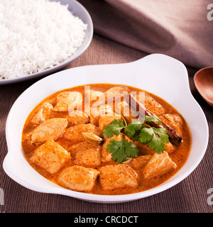 Indische Favorit curry, Butter Huhn, garniert mit Koriander, Zimt und Kardamom mit Basmati-Reis. Stockfoto