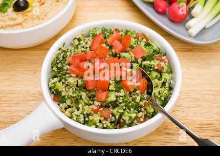 Favorit der nahöstlichen Salat, taboulé, aus Bulgar Weizen, Petersilie, Minze, Tomaten, Olivenöl und Gewürzen hergestellt. Stockfoto