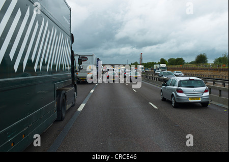 Eine viel befahrenen der M25 London Orbital Autobahn, mit einer Spur geschlossen und dem Standstreifen im Einsatz. Stockfoto