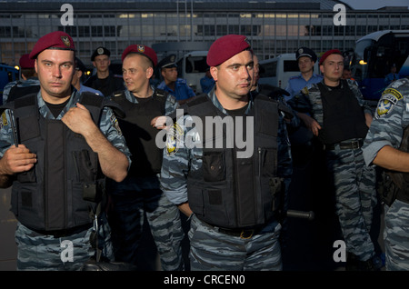 Ukrainische Polizisten überprüfen Thezone rund um das Stadion vor Schweden England während der Fußball-Europameisterschaft Euro 2012 Stockfoto