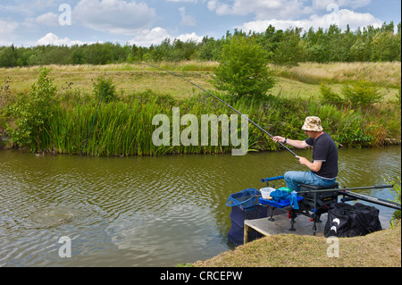 Mann Pol Angeln auf Karpfen am See in der Nähe von Bagworth, Leicestershire Stockfoto