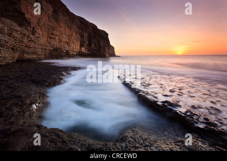 Sonnenaufgang, Dancing Ledge, Dorset, Großbritannien Stockfoto