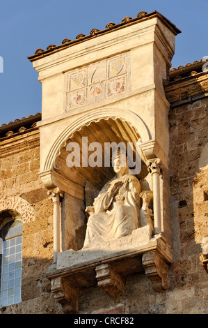 Statue von Papst Boniface VIII auf die romanische Kathedrale Santa Maria, 11. Jahrhundert, Anagni, Lazio, Italien, Europa Stockfoto