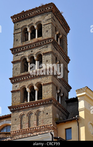 Der romanische Glockenturm Campanile, 13. Jahrhundert, Chiesa di San Paolo Apostolo Kirche, Berg Stadt von Genazzano, Latium, Italien Stockfoto