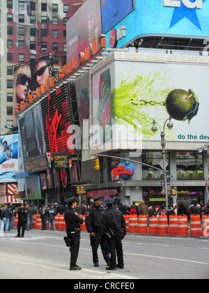 Polizisten im abgesperrten Time Square, USA, New York City, Manhattan Stockfoto