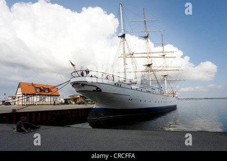 Großsegler Gorch Fock im Hafen, Hansestadt Stralsund, Mecklenburg-Vorpommern, Ostsee festgemacht Stockfoto