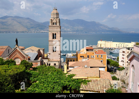 Der Glockenturm Campanile, der romanischen Kathedrale Duomo dei Santi Erasmo e Marciano, Gaeta, Lazio, Italien, Europa Stockfoto