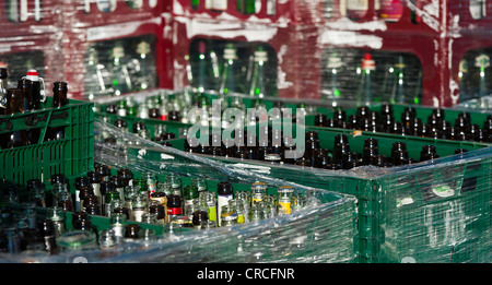 Leer, wiederverwendbare Getränkebehälter auf dem Hof von einem Supermarkt, Deutschland, Europa Stockfoto