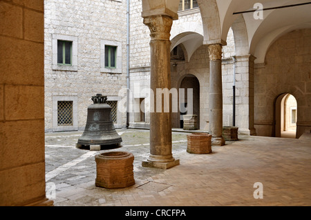 Innenhof mit einer Glocke aus der Basilika Kathedrale von der Benediktiner-Abtei von Montecassino, Monte Cassino, Cassino, Lazio, Italien Stockfoto