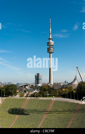 Blick über die Sitze des Olympiastadions München in Richtung Fernsehturm, auch genannt "Vierzylinder" BMW-Zentrale Stockfoto