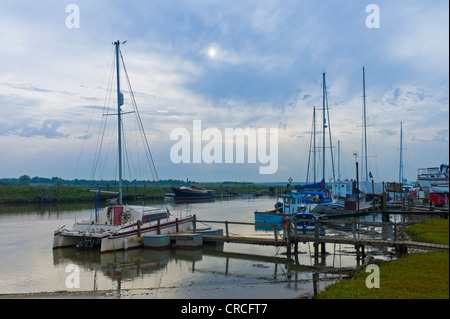 Flut an einem Sommerabend in Southwold Harbour Stockfoto