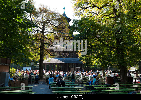 Leute sitzen im Biergarten des Hotels in der Nähe von den chinesischen Turm im englischen Garten, München, Bayern, deutsche, Europa Stockfoto