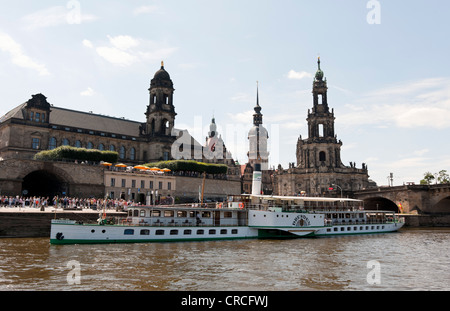 Raddampfer auf der Elbe, hinten links der Katholische Hofkirche-Kirche in der Mitte den Turm der Burg, Sachsen Stockfoto