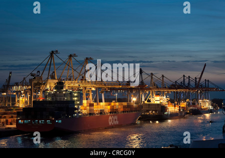 Frachtschiff OOCL Montreal im Freihafen Hamburg, Fluss Elbe, Hamburg, Deutschland, Europa Stockfoto