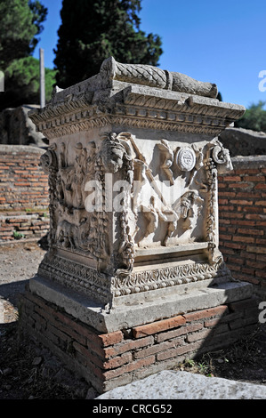 Relief auf dem Heiligen Altar von Romulus und Remus, Sacello Dell ' Ara di Romolo e Remo, Ausgrabungsstätte Ostia Antica Stockfoto