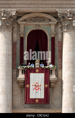 Papst Benedict XVI Urbi et Orbi Päpstlichen Segen für Ostern, Balkon Loggia Delle Benedizioni, Petersplatz Stockfoto