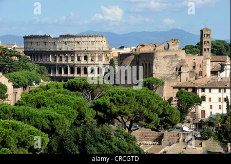 Kolosseum, Basilika des Maxentius und Konstantin, Kirche Santa Francesca Romana, Roman Forum, Via dei Fori Imperiali, Rom Stockfoto