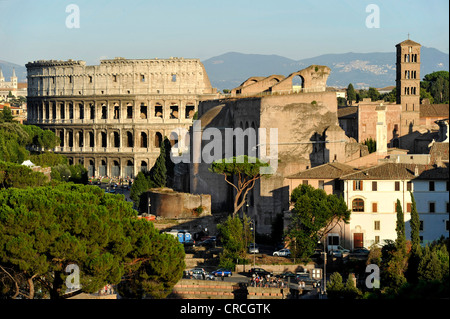 Kolosseum, Basilika des Maxentius und Konstantin, Kirche Santa Francesca Romana, Roman Forum, Via dei Fori Imperiali, Rom Stockfoto