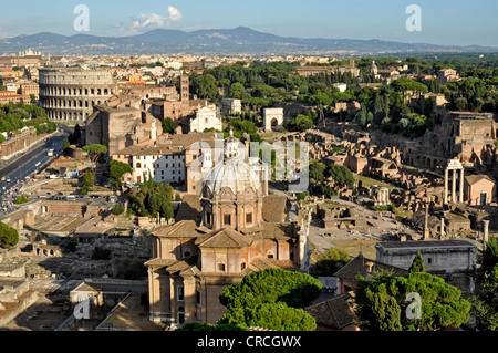 Via dei Fori Imperiali das Kolosseum, die Kirchen Santa Francesca Romana und Santi Luca e Martino, Roman Forum, mit dem Stockfoto