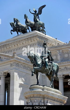 Bronze-Statue von König Vittorio Emanuele II und Quadriga auf das Nationaldenkmal, Piazza Venezia, Rom, Latium, Italien Stockfoto