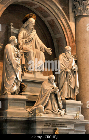 Denkmal für Papst Pius VIII mit Jesus Christus und die Apostel Petrus und Paulus, Petersdom, Vatikan, Rom, Latium Stockfoto