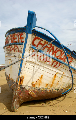 altes Fischerboot am Strand, Spanien, Andalusien Stockfoto