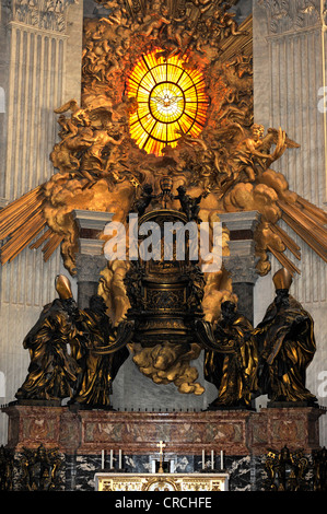 Cathedra Petri, Stuhl des Heiligen Petrus und Gloria von Bernini in der Apsis der St. Peter Basilika, Vatikanstadt, Rom, Latium Stockfoto