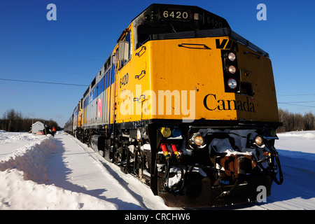 Eisbedeckten Zug auf der Bahnstrecke zwischen Winnipeg und Churchill, Manitoba, Kanada Stockfoto