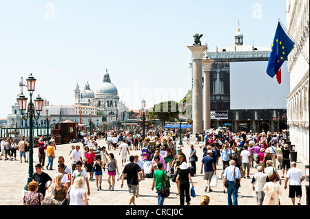 Touristen, Dogenpalast, Palazzo Ducale, St.-Markus Löwe, Kirche Santa Maria della Salute, Piazzetta San Marco Stockfoto