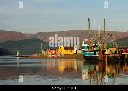 Fischerhütten mit Fischerboot, Norris Point, Neufundland, Kanada Stockfoto