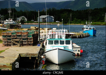 Angelboote/Fischerboote im Hafen, Bucht an der Ostküste von Cape Breton Nationalpark, Nova Scotia, Kanada, Nordamerika Stockfoto