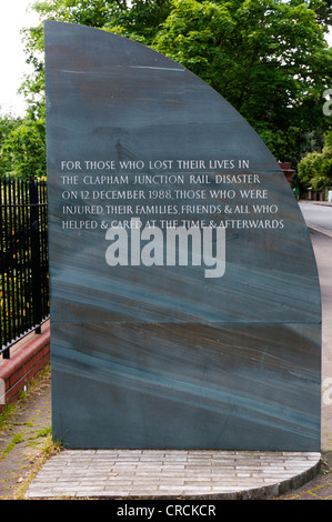 Das Denkmal für die Beteiligten in Clapham Junction Schiene Unfall. Stockfoto