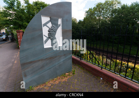 Das Denkmal für die Beteiligten in Clapham Junction Schiene Unfall. Stockfoto