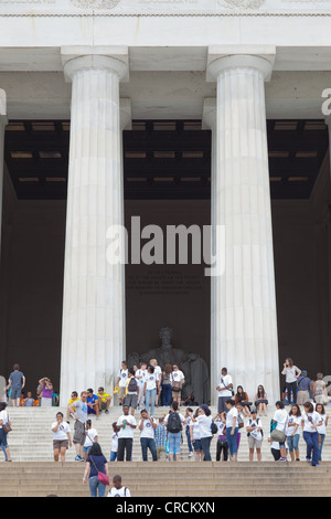 Touristen am Eingang des Lincoln Memorial National Monument in Washington DC Stockfoto