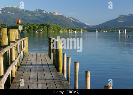 Anlegestelle am Chiemsee, Blick zur Fraueninsel, Deutschland, Bayern, Chiemsee, Breitbrunn Stockfoto