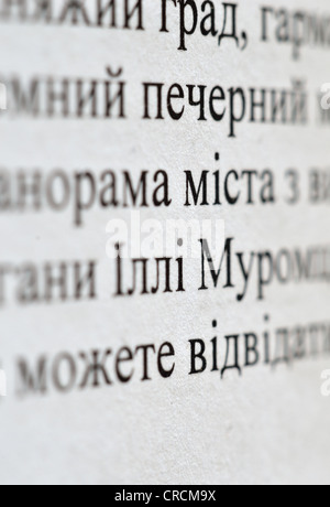 Nahaufnahme des kyrillischen gedruckten Textes auf dem weißen Blatt Stockfoto