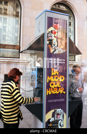 Spanien, Barcelona, Telefonzellen der spanischen Telefongesellschaft Telefónica Stockfoto